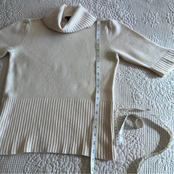 Like New Theory eggshell cashmere turtleneck sweater w/short sleeves - Picture 11 of 11